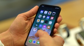 Luka w zabezpieczeniach może dać oszustom dostęp do aplikacji iOS BIZNES, IT i technologie - Luka może umożliwić uruchomienie złośliwego kodu w zaatakowanych przez cyberprzestępców aplikacjach, gdy urządzenie jest podłączone do sieci Wi-Fi kontrolowanej przez atakujących. Szacuje się, że zagrożenie może dotyczyć około 10% aplikacji dostępnych dla iOS.