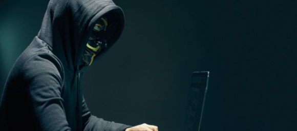 Rosyjski haker dostaje 35 lat więzienia. Wykorzystał luki w programach antywirus BIZNES, IT i technologie - Obywatel byłego ZSRR, który mieszkał w Rydze na Łotwie, otrzymał trzy zarzuty związane z działalnością „Scan4you” – usługi antywirusowej online. Serwis pomagał hakerom uniknąć rozwiązań anty-malware, ogłosił amerykański Departament Sprawiedliwości.