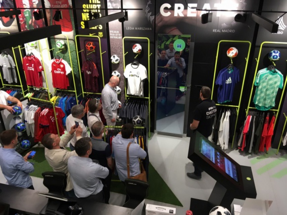 Digital Signage Club – spotkanie w sportowej atmosferze BIZNES, IT i technologie - W Warszawie odbyło się spotkanie Digital Signage Club, w którym wzięli udział profesjonaliści oraz pasjonaci systemów DS. Wydarzenie miało miejsce w największym w Polsce i jednym z najbardziej nowoczesnych w Europie sklepów piłkarskich R-GOL.com.