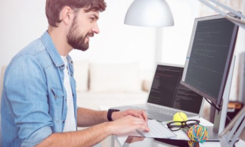 Polscy programiści nadal mogą liczyć na wysokie zarobki. Raport płacowy serwisu