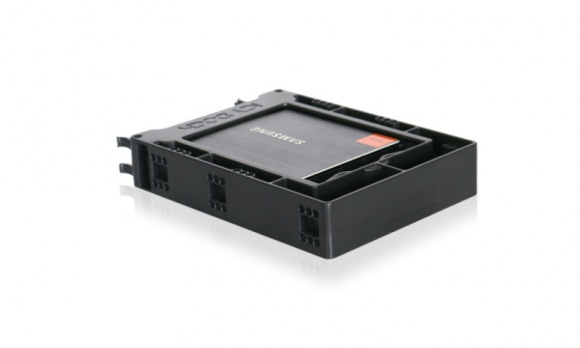 Jak wykorzystać zatokę 3,5 cala? LIFESTYLE, IT i technologie - EZ-FIT Trio MB610SP jest uchwytem przekształcającym 3,5-calową zatokę tak, aby pomieściła trzy dyski HDD lub SSD o przekątnej 2,5 cala.