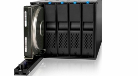 Icy Dock FlexCage MB975SP-B-R1- 5 dysków w jednej obudowie LIFESTYLE, IT i technologie - MB975SP-B został zaprojektowany tak, aby maksymalnie wykorzystać dostępną przestrzeń i umożliwić montaż do 5 x 3.5” SATA/SAS 6 Gb/s, zajmując jedynie trzy zatoki 5,25”.