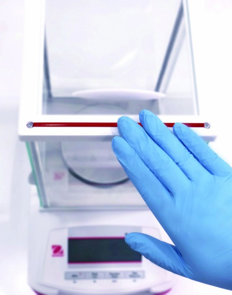 Prawidłowe ważenie w laboratorium BIZNES, IT i technologie - Ważenie jest najczęściej wykonywaną czynnością w każdym laboratorium. Istnieje wiele rodzajów wag, które są wykorzystywane w tym celu; różnią się zakresem i dokładnością odczytu, ale wszystkie są wrażliwe na trudne warunki środowiskowe.