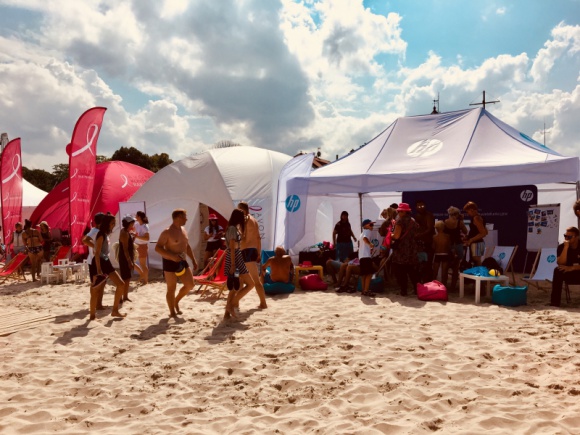 Słoneczna Stacja 4FUN.TV – HP zaprasza na wakacyjny chillout nad polskim morzem LIFESTYLE, IT i technologie - Czas biegnie nieubłaganie – powoli zbliżamy się do półmetka wakacji. W Kołobrzegu, Świnoujściu i Międzyzdrojach na plażowiczów wciąż czeka jednak mnóstwo atrakcji, o które zadbała stacja 4FUN. TV oraz firma HP.