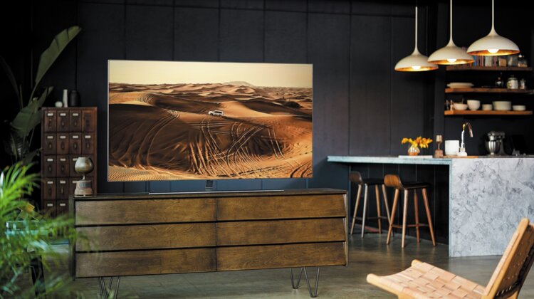 Krótka historia designu, czyli od telewizora cyfrowego aż po dzieło sztuki kultura, sztuka, rozrywka, technologie - Ostatnie dwie dekady to gigantyczny skok w zakresie technologii wyświetlania obrazu, ale także w sposobie projektowania urządzeń i ich roli w pomieszczeniu. Nadeszła era telewizorów, które przyciągają spojrzenia – zarówno podczas oglądania, jak i wtedy, kiedy są wyłączone. Chciałoby się rzec – nareszcie!