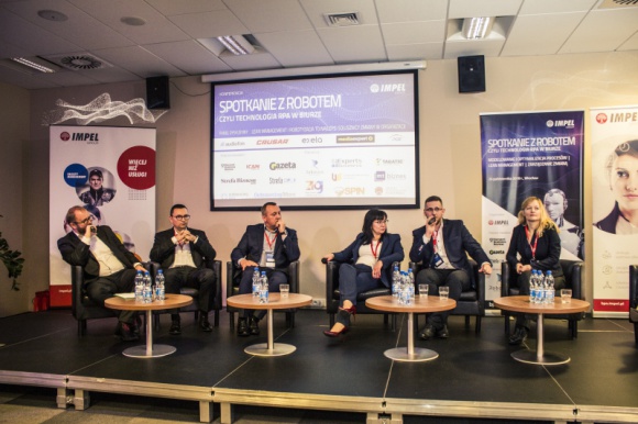 Biznes stawia na roboty(zację) BIZNES, IT i technologie - Jest zaprogramowany do wykonania szeregu czynności. Znacznie szybszy i skuteczniejszy od człowieka. Do tego wszechstronny i bezbłędny. Wyręcza ludzi w monotonnych czynnościach. O kim mowa? O robocie, który odnajdzie się wszędzie. Trzeba go tylko dostosować do swoich potrzeb.