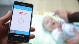 Bezprzewodowy stetoskop pozwoli zbadać dziecko bez wychodzenia z domu. Wykrywa zapalenie płuc skuteczniej od lekarzy pierwszego kontaktu INNOWACJE, - Inteligentny stetoskop wykrywa zapalenie płuc trzy razy bardziej skutecznie niż lekarze interniści – twierdzą twórcy urządzenia StethoMe. Wystarczy przyłożyć urządzenie do klatki piersiowej dziecka, by otrzymać odczyt obecnych w niej dźwięków. Opracowywane dzięki sztucznej inteligencji wyniki pozwolą błyskawicznie reagować na każdy problem ze zdrowiem dziecka, lecz będą także wiarygodną dokumentacją dla lekarza. Bezprzewodowy stetoskop ma być dostępny na polskim rynku w 2020 roku.