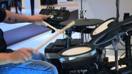 Ciche, elektroniczne instrumenty muzyczne zastępują te tradycyjne. Pozwalają nie tylko ćwiczyć w domu, lecz także kontrolować brzmienie i głośność na scenie