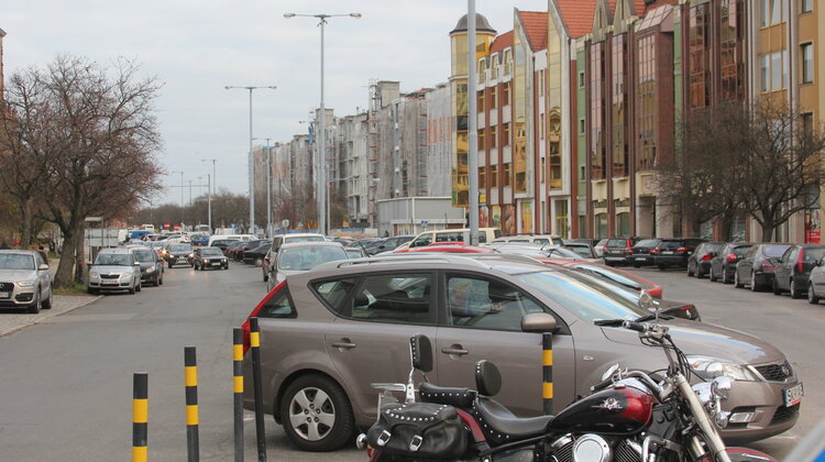 Innowacje z Energą - "Smart Parking" w Gdańsku technologie, energetyka - W Gdańsku zainstalowano inteligentny system parkowania. „Smart parking” ma ułatwić kierowcom znalezienie wolnego miejsca parkingowego, zmniejszyć ruch pojazdów i powstawanie korków. Tę nową usługę spółka Energa Oświetlenie już wdrożyła pilotażowo w Pelplinie. Teraz także w Gdańsku testowane jest