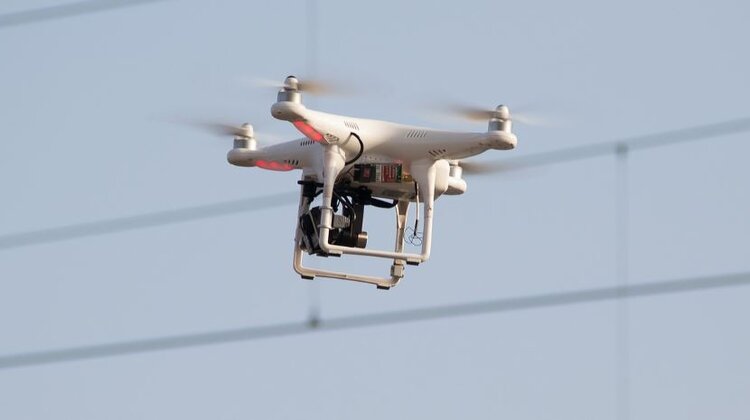 Drony skrócą czas przerw w dostawach energii technologie, energetyka - TAURON testuje drony do sprawdzania działania sieci energetycznych. Bezzałogowe systemy latające (BSL)  wykorzystywane są do zadań inspekcyjnych oraz transmisji obrazu online.