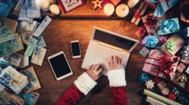 CyberNIEbezpieczne prezenty LIFESTYLE, IT i technologie - Internet rzeczy od kilku lat mocno się rozrasta. Pojawia się coraz więcej urządzeń połączonych z Wi-Fi, które posiadają bardziej zaawansowane funkcjonalności. Z jednej strony otwierają one przed użytkownikami więcej możliwości, z drugiej stwarzają hakerom szansę na cyberataki.