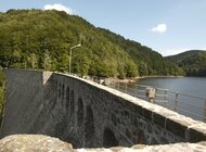 Kosmiczne rozwiązania w stuletniej elektrowni wodnej technologie, energetyka - Dla energetyki opartej o źródła odnawialne jedną z kluczowych kwestii do rozwiązania jest rezerwowanie. Na czym ono polega? To nic innego jak bilansowanie deficytu energii produkowanej w elektrowniach opartych o źródła odnawialne. Jak efektywnie zarządzać źródłami kiedy wiatr nie wieje lub słońce nie świeci? Odpowiedzią TAURONA jest projekt „Wirtualna Elektrownia.