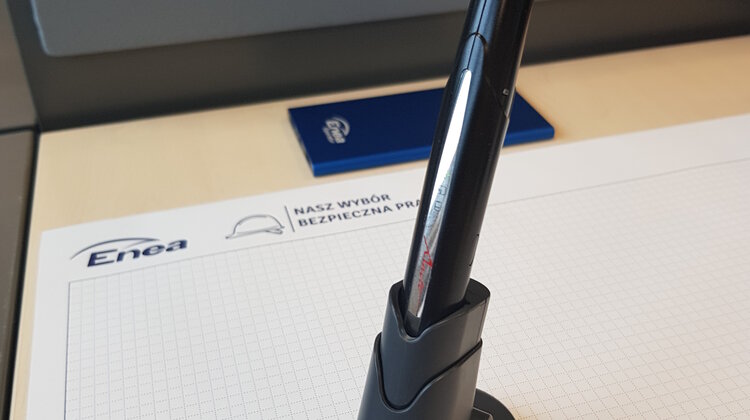 Cyfrowe długopisy w Enei Operator nowe produkty, usługi, technologie - Enea Operator po okresie testów wprowadza długopisy cyfrowe. W dobie digitalizacji dokumentów czasochłonne skanowanie dokumentacji ma zastąpić wprowadzenie urządzeń przekładających automatycznie pismo odręczne na cyfrowy zapis. Z cyfrowych długopisów korzystają już kontrolerzy nielegalnego poboru energii elektrycznej.