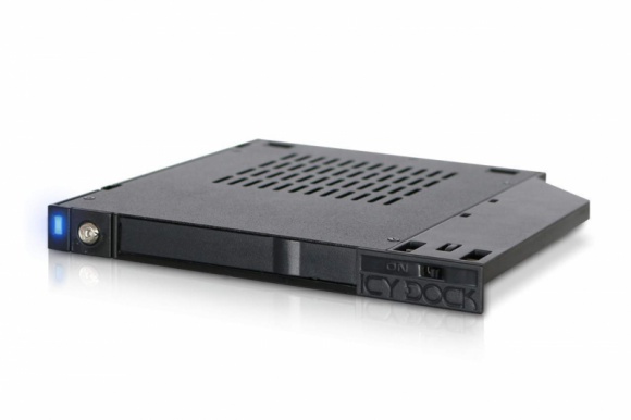 Icy Dock MB511SPO-1B - zamień płytę na dysk LIFESTYLE, IT i technologie - MB511SPO-1B to beztackowy adapter dla dysków HDD/SSD 2,5” przeznaczony do ultracienkich zatok CD/DVD/Blu-Ray 9,5 mm powszechnie dostępnych w komputerach stacjonarnych, laptopach i stacjach roboczych.