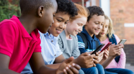 Co rodzice powinni wiedzieć o MeetMe BIZNES, IT i technologie - MeetMe to aplikacja, która pomaga użytkownikom spotkać się z przebywającymi w okolicy nieznajomymi, przedstawiając ich nowym „przyjaciołom” - zamiast organizować grupy społecznościowe, jak robią to inne aplikacje.