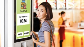 Sklepy stacjonarne zmieniają się na naszych oczach BIZNES, IT i technologie - Mimo popularyzacji zakupów przez Internet, pozycja sklepów stacjonarnych jest wciąż niezagrożona. Z czasem jedynie zmieniać się będzie sposób, w jaki robić będziemy w nich zakupy.