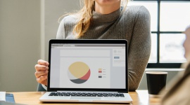 Kobiety wybierają Data Science BIZNES, IT i technologie - Coraz więcej Polaków zainteresowanych jest poszerzeniem kwalifikacji z zakresu programowania. W tym gronie znaczący udział mają osoby z wykształceniem humanistycznym.