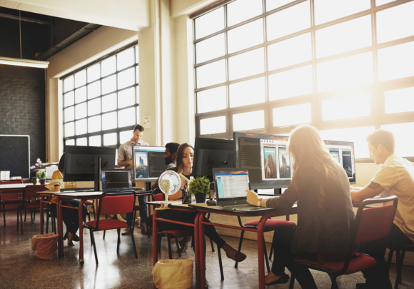 Współczesne miejsce pracy to nie tylko biuro BIZNES, IT i technologie - Zaawansowane technologie wkraczają dziś w kolejne sfery naszego życia. Mają wpływ na to jak mieszkamy, odpoczywamy, a przede wszystkim jak pracujemy. Z nową rzeczywistością mierzą się nie tylko producenci rozwiązań IT.