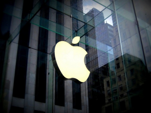 18-letni uczeń z Nowego Jorku pozywa Apple na kwotę 1 miliarda dolarów BIZNES, IT i technologie - Nastolatek twierdzi, że w zeszłym roku został bezpodstawnie oskarżony o kradzież gadżetów z wielu sklepów Apple m.in. na Manhattanie i w Bostonie.