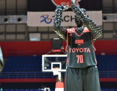 Robot Toyoty gra w kosza