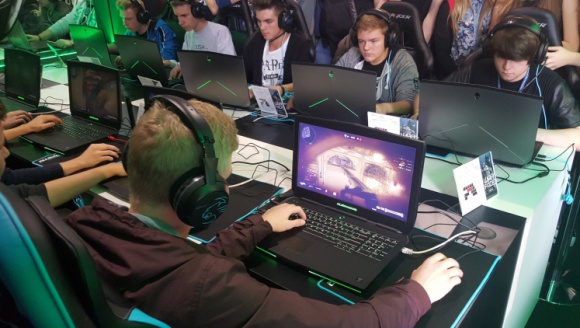 Grać już można wszędzie – laptopy dorównują komputerom stacjonarnym BIZNES, IT i technologie - Świat gracza nie musi się już ograniczać do czterech ścian. Na rynku dostępnych jest coraz więcej gamingowych laptopów, które posiadają wiele zaawansowanych funkcji, podobnych do tych w tradycyjnych komputerach stacjonarnych.