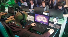Grać już można wszędzie – laptopy dorównują komputerom stacjonarnym BIZNES, IT i technologie - Świat gracza nie musi się już ograniczać do czterech ścian. Na rynku dostępnych jest coraz więcej gamingowych laptopów, które posiadają wiele zaawansowanych funkcji, podobnych do tych w tradycyjnych komputerach stacjonarnych.