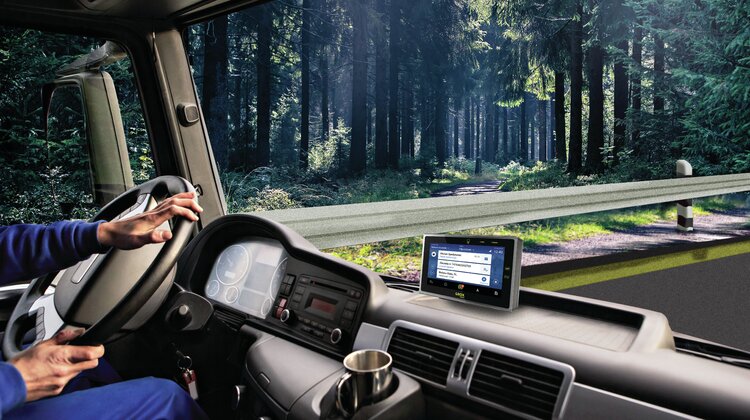 Transformacja transportu drogowego. Jak uzdrowić sektor TSL przy pomocy Internetu rzeczy i rozwiązań telematycznych? praca, technologie - Mimo dynamicznego rozwoju branży TSL w ciągu kilku ostatnich lat, której udział w polskim PKB  od czasów wejścia do Unii Europejskiej wzrósł prawie do 20%[1], lista problemów trapiących ten sektor gospodarki wydłuża się. Większość z nich jest dobrze rozpoznana i zdiagnozowana. Począwszy od braków kadrowych wśród kierowców, mierzonych w setkach tysięcy wakatów[2], poprzez rosnącą konkurencję na rynku wewnętrznym, aż do ciągle nowych regulacji prawnych[3], wszystko to składa się na obraz rynku niestabilnego i trudnego, z którym branża musi się zmierzyć. Wielu tym problemom można jednak zaradzić przy użyciu nowych technologii, zwłaszcza z zakresu telematyki lub Internetu rzeczy.