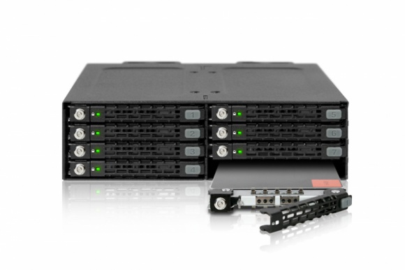 Niezawodne przechowywanie danych z Icy Dock ToughArmor MB998SK-B LIFESTYLE, IT i technologie - ToughArmor MB998SK-B oferuje możliwość przechowywania 8 dysków SATA 2,5” o wysokości od 5 do 7 mm w jednej zatoce 5,25”, dzięki czemu stanowi doskonałe rozwiązanie dla wysoko zagęszczonych pamięci masowych.