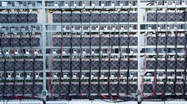 Transakcje w sieci Bitcoin lepsze niż tradycyjna bankowość? BIZNES, IT i technologie - Wyobraźmy sobie, że Bitcoin to nic innego jak elektroniczna bankowość nie posiadająca właściciela, która zamiast jednego centralnego serwera posiada ich tysiące niezależnych od siebie. Już tylko dzięki temu działania transakcji w sieci Bitcoin staje się wyjątkowo bezpieczne.