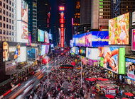 Samsung postawił na Times Square ekran o wielkości pięciu kortów tenisowych technologie, media, marketing, reklama - Samsung Electronics ukończył instalację ogromnych wyświetlaczy LED na kultowym budynku One Times Square w Nowym Jorku. Wyświetlacze zajmują powierzchnię 1081 metrów kwadratowych i tworzą jedną z największych i najdroższych tego typu instalacji na świecie. Ekrany umieszczone w samym centrum najważniejszej „sceny reklamowej” świata, służą do wyświetlania dowolnych treści reklamowych oraz transmisji na żywo.