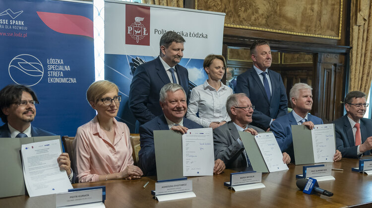 5G w Polsce gotowe do startu technologie, technologie - Firma Ericsson w Polsce jest w pełni gotowa, aby uruchomić sieć 5G. Technologia jest już w Polsce dostępna, ale konieczne jest jeszcze przydzielenie odpowiednich pasm i częstotliwości operatorom.