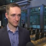 Sztuczna inteligencja pozwala tworzyć całkowicie poprawne teksty dziennikarskie. Może to doprowadzić do eskalacji fake newsów