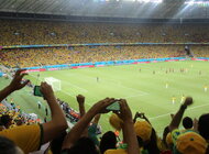 Sport zyska na wprowadzeniu technologii 5G sport, technologie - Technologia 5G oznacza zmiany, które wpłyną na weryfikację wyników sportowych  jak jak również sposób w jaki kibicujemy naszym ulubionym sportowcom. Korzyści będą zauważalne dla tysięcy fanów na stadionie i tych, którzy śledzą rywalizację sportową przez sieć. Technologia 5G jest już dostępna w Polsce, a jednym z pierwszych miejsc z ultraszybkim internetem, dzięki wsparciu Ericssona i Play, będzie stadion Legii Warszawa.