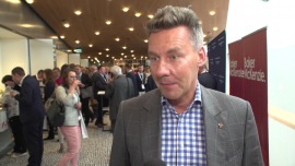 Podróżnym na polskich lotniskach w przyszłości mają pomagać roboty. Wdrożona zostanie także całkowicie biometryczna odprawa
