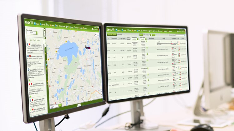 Bez cyfrowych rozwiązań nie dadzą sobie rady praca, technologie - Zgodnie z danymi zawartymi w raportu OECD, szacuje się, że do 2050 roku,  ilość  ładunków przewiezionych transportem drogowym ma być nawet trzy razy większa niż dotychczas. To właśnie branża transportowa jest jedną z tych, która rozwija się najszybciej w Polsce i Europie.  Przewidywania są takie, że w  najbliższych latach nadal popyt na te usługi będzie rósł średnio o 3,5 proc. rocznie.[1] Jednak, aby przedsiębiorcy mogli w pełni wykorzystywać swój potencjał, potrzebują nowych rozwiązań. Automatyzacja branży, optymalizacja tras, dzielenie się ciężarówkami oraz stały dostęp do magazynów są niezbędne do tego, by mówić   o lepszej wydajności transportu drogowego. Obecnie jednak tylko 29 proc. firm wykorzystuje swoje zasoby na sto procent możliwości. Według PwC