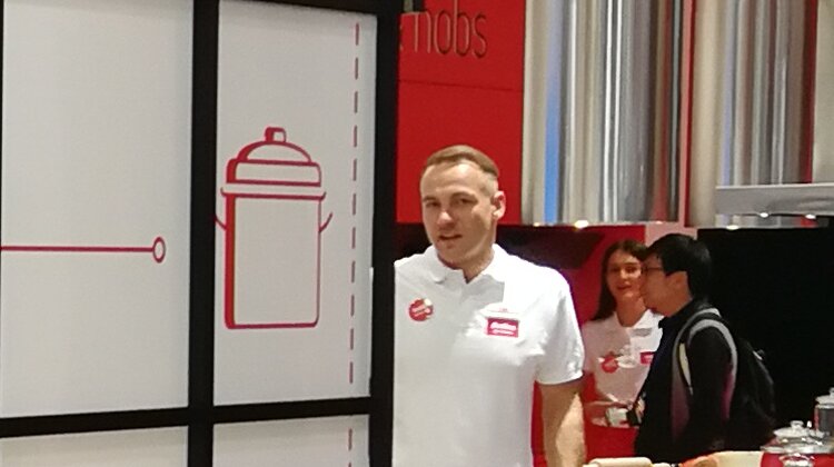 Amica prezentuje „Future Room” na targach IFA 2019 kultura, sztuka, rozrywka, technologie - Rozwój technologii sprawia, że producenci nieustannie szukają ulepszeń i stosują coraz nowocześniejsze rozwiązania w produkowanych przez siebie urządzeniach. Producenci AGD nie pozostają w tyle. Dziś liczy się przecież nie tylko design produktów i funkcjonalność, ale również elektroniczne nowinki, które ułatwiają wykonywanie codziennych czynności. Dobrze wiedzą o tym inżynierowie z działu R&D Amica. Na tegoroczne targi IFA przygotowali dla zwiedzających „Future Room”, w którym są prezentowane technologie przyszłości. Odwiedzający targowe stoisko Grupy Amica będą mogli przetestować wiele prototypowych rozwiązań, a także korzystając z wirtualnej rzeczywistości, na moment przenieść się do fabryki we Wronkach lub shoroomu w Poznaniu.