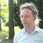Systemy WI-FI oraz multimedialne instalowane w samolotach mogą otworzyć drogę do ataku hakerów. Eksperci jednak uspokajają, że zhakowanie samolotów na razie nie jest możliwe