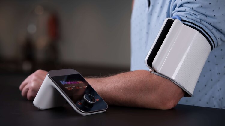 Medycyna z prędkością 5G zdrowie, technologie - Oczekiwania wobec zmian jakie 5G wprowadzi w sektorze usług medycznych są duże. Przyszłość stanowią inteligentne urządzenia przenośne, automatyzacja i digitalizacja procedur, zdalna chirurgia robotyczna oraz sztuczna inteligencja w diagnostyce chorób. Wysoka niezawodność i upowszechnienie tych rozwiązań będzie możliwe tylko w sieciach umożliwiających transfer gigabajtów danych w czasie rzeczywistym. W branży medycznej, gdzie sekunda może zaważyć na powodzeniu operacji, jest to szczególnie ważne. Jak zatem 5G zmieni medycynę?