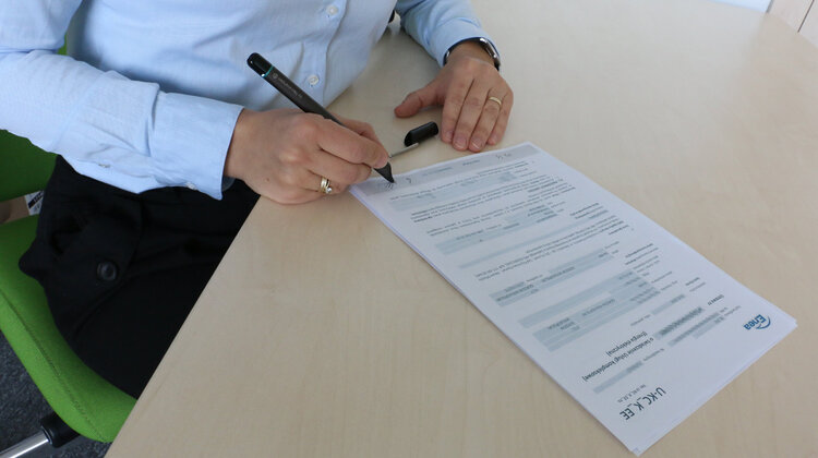 Elektroniczny długopis – innowacja dostępna w Biurach Obsługi Klienta Enei technologie, energetyka - We wszystkich Biurach Obsługi Klienta Enea wprowadziła system IC Pen wykorzystujący długopis elektroniczny, który usprawnia proces podpisywania umów i archiwizację dokumentów w formie cyfrowej. Klienci, dzięki innowacyjnemu systemowi, mogą złożyć podpis w każdej z trzydziestu dwóch placówek Enei. Otrzymują tradycyjny egzemplarz umowy, a kopia w formie cyfrowej niezwłocznie trafia do systemu, co zdecydowanie przyspiesza realizację sprawy.