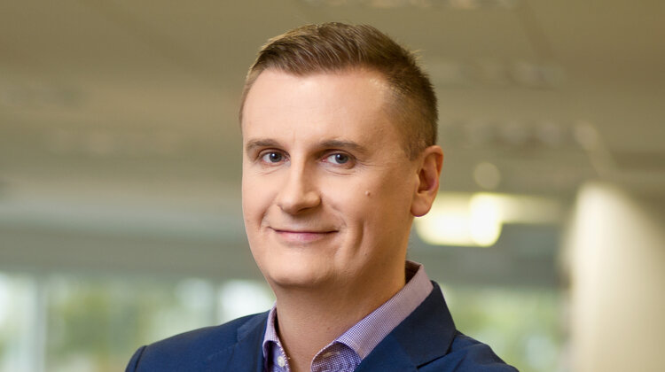 C.H. Robinson zainwestuje 1 mld dolarów w rozwój technologiczny w ciągu najbliższych 5 lat technologie, ekonomia, biznes, finanse - Warszawa, 24 października 2019 r. – Firma C.H. Robinson zapowiedziała największe w swojej historii inwestycje w innowacje, nowoczesne technologie i pracowników – poparte ostatnimi gruntownymi badaniami swoich klientów – które ukształtują przyszłość ekosystemu logistycznego. Wizja firmy dotycząca cyfrowego łańcucha dostaw była głównym tematem wystąpienia Arkadiusza Glinki, dyrektora transportu C.H. Robinson w Europie Środkowo-Wschodniej, podczas dzisiejszej konferencji HyperLOG.