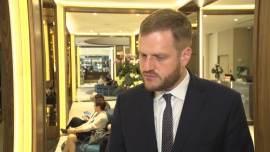 Ministerstwo zdrowia: Cyfryzacja służby zdrowia przyczyni się do zmniejszenia kolejek do specjalistów. 1 listopada ruszają telemedyczne wizyty u lekarzy pierwszego kontaktu INNOWACJE, telemedycyna, służba zdrowia, zdrowie, cyfryzacja - Telemedycyna oraz technologie inteligentne mogą odmienić oblicze polskiej służby zdrowia. Przeprowadzenie pełnej cyfryzacji placówek i procedur medycznych usprawni przepływ dokumentów i zautomatyzuje wykonywanie najbardziej czasochłonnych czynności. Inwestowanie w innowacyjne technologie medyczne oraz cyfrową dokumentacje może przyczynić się do zmniejszenia kolejek do specjalistów, a także poprawić wydajność pracy w placówkach medycznych. Według Ministerstwa Zdrowia cyfryzacja nie jest jednak kluczowa