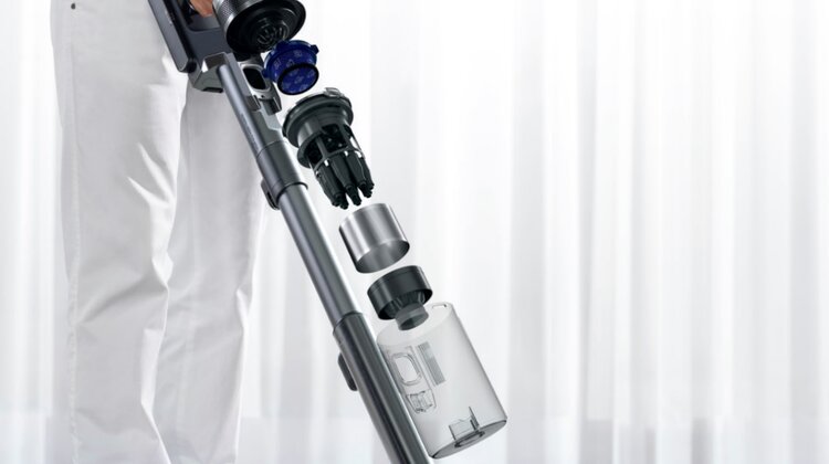 Nowa jakość sprzątania z odkurzaczem bezprzewodowym Samsung POWERstick Jet™ styl życia, technologie - Wysoka moc ssąca (aż do 200W), wygodna wolnostojąca stacja ładująca i filtracja HEPA to tylko niektóre innowacyjne rozwiązania w nowym odkurzaczu bezprzewodowym Samsung POWERstick Jet™. Urządzenie wydmuchuje powietrze pozbawione szkodliwych mikrocząsteczek, takich jak alergeny i pozwala utrzymać dom w perfekcyjnej czystości.   