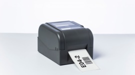 Brother: nowe urządzenia do druku termotransferowego BIZNES, IT i technologie - Brother wprowadza na rynek nową serię drukarek termotransferowych TD-4T. Modele zapewniają szybkie drukowanie etykiet długotrwale odpornych na czynniki zewnętrzne w tym ścieranie czy substancje chemiczne.