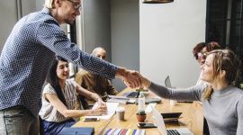 Inny wymiar różnorodności BIZNES, IT i technologie - Różnorodność sprzyja rozwojowi firmy. Wspiera wymianę poglądów i sprzyja innowacjom. Najczęściej oznacza różnorodności płci lub kulturowo-etniczną. Istnieje jednak jeszcze jeden jej wymiar, na który pracodawcy muszą zwracać uwagę: różnorodność pokoleniowa!