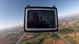 TOUGHBOOK przetrwał upadek ze stratosfery BIZNES, IT i technologie - Firma NetMotion wraz z Microsoft i Panasonic przeprowadziła test wzmocnionego tabletu Panasonic TOUGHBOOK, który polegał na wysłaniu urządzenia w stratosferę. Tablet dotarł na wysokość ponad 30 000 metrów, by następnie spaść na ziemię.