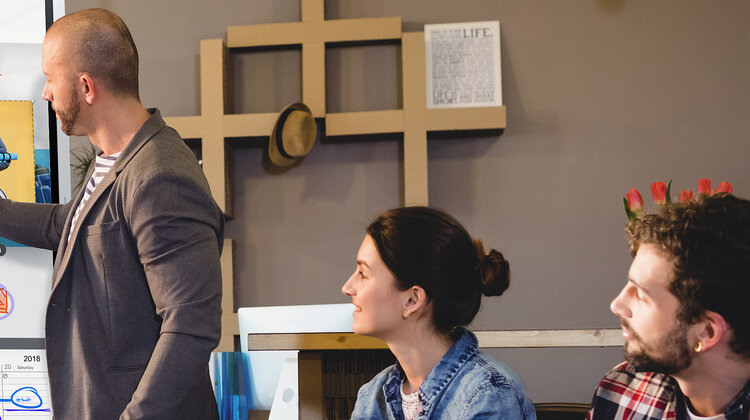 Samsung Flip 2 – nowy cyfrowy flipchart nowe produkty, usługi, technologie - Samsung Electronics prezentuje nową wersję popularnego cyfrowego Flipcharta - Samsung Flip 2. Nowe urządzenie oferuje szereg dodatkowych funkcji, które sprawiają, że praca z nim jest jeszcze przyjemniejsza i bardziej efektywna. Flip 2 występuje w dwóch wersjach: 55- i 65-calowej. Do najciekawszych funkcji ekranu można zaliczyć rozszerzone możliwości importu danych np. z przeglądarki