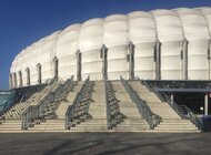 Stadion Poznań z nowym systemem wsparcia sprzedaży od S&T nowe produkty, usługi, handel - W lutym 2020 r. firma S&T zakończyła główny etap wdrożenia zintegrowanego systemu POS (Point Of Sales) na Stadionie Poznań. W ramach kontraktu S&T docelowo wyposaży 85 stanowisk gastronomicznych i handlowych w nowy sprzęt i oprogramowanie, umożliwiające realizację nawet 240 transakcji na minutę. W sobotę, 8 lutego odbył się pierwszy mecz, podczas którego kibice korzystający ze stadionowej strefy gastronomicznej zostali obsłużeni przy pomocy nowego rozwiązania informatycznego.