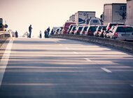 Polscy przedsiębiorcy wobec pandemii koronawirusa zdrowie, technologie - Światowa gospodarka mierzy się obecnie z tąpnięciem, którego nie było od czasu globalnego kryzysu finansowego w latach 2007-2009. Giełdy zanotowały największe spadki od dekady, a Organizacja Współpracy Gospodarczej i Rozwoju, OECD, obniżyła prognozowany wskaźnik wzrostu z 2,9 na 2,4 proc. w 2020 roku. Wszystko przez koronawirusa, który uderza w ekonomie niemal wszystkich krajów na świecie. Branżami najbardziej odczuwającymi kryzys są turystyka oraz przewóz pasażerski, który według ostatni danych Ministerstwa Rozwoju stracił ponad 90 proc. zamówień. W międzynarodowym transporcie rzeczy też nie jest łatwo, a polscy przewoźnicy mówią o przyszłości na razie bez paniki, ale bardzo ostrożnie.