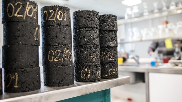 Budimex pracuje nad samonaprawiającą się drogą budownictwo, nieruchomości, technologie - Większa wytrzymałość oraz dłuższa trwałość nawierzchni asfaltowej – to główne cele rozpoczynającego się właśnie projektu SeHePa, realizowanego przez Budimex we współpracy z Politechniką Warszawską. Opracowane technologie, oparte na działaniu innowacyjnych mikrokapsułek w mieszankach mineralno-asfaltowych będą stosowane na budowach realizowanych przez spółkę.