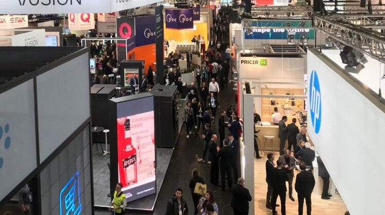 Targi Euroshop 2020 w Düsseldorfie: nowe przykazania dla branży retail wydarzenia, handel - Dusseldorf, Targi Euroshop 2020. Wyzwaniem dla sprzedawców jest zmiana sposobu myślenia o handlu detalicznym. Proces zakupowy poprzez postępującą cyfryzację coraz częściej powiązany jest z emocjonalnym wpływem na klienta. Kupujący traktują zakupy jako element rekreacji, chcą się poprzez nie wyrażać, kreować siebie i swój czas. Sprzedawcy korzystając z innowacyjnych rozwiązań powinni być partnerem w tym procesie, a nie tylko uczestnikiem transakcji. 